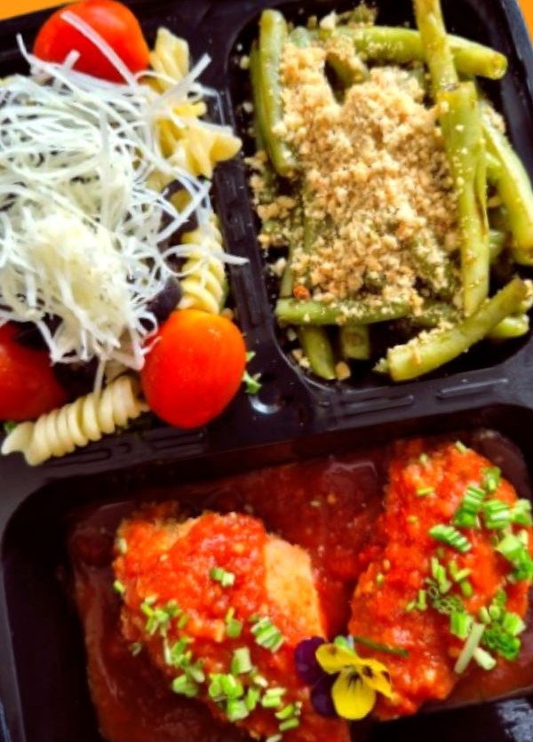 Ejotes con crujiente, pasta y pollo en salsa roja