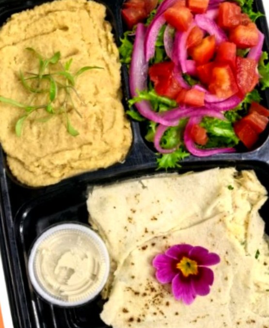 Hummus con ensalada fresca y crepa
