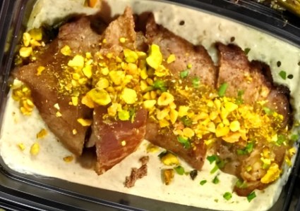 Carne con costra de pistache sobre salsa cremosa