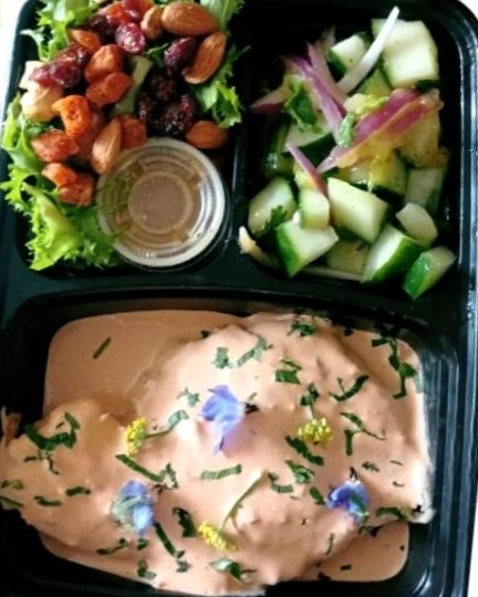 Platillo en salsa rosada con ensalada de pepino y nueces